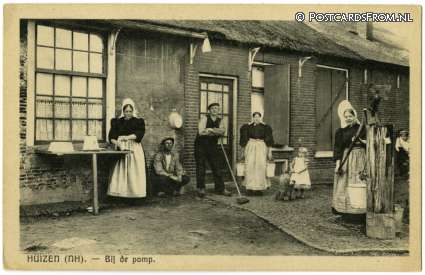 Huizen, Bij de pomp ansichtkaart: Huizen, Bij de pomp