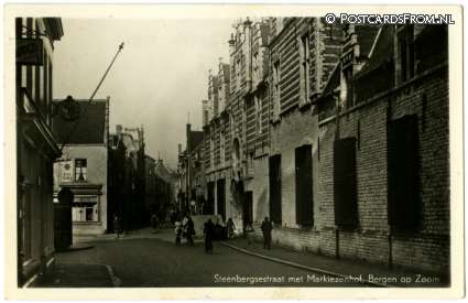ansichtkaart: Bergen op Zoom, Steenbergsestraat met Markiezenhof