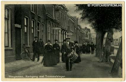 ansichtkaart: Hoogeveen, Kerkgang met Trommelslager