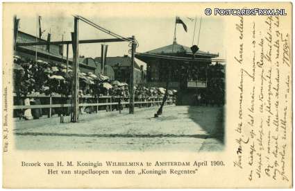 ansichtkaart: Amsterdam, Kon. Bezoek. Het van stapelloopen van den 'Koningin Regentes'