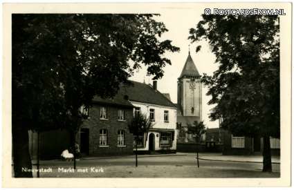 ansichtkaart: Nieuwstadt, Markt met Kerk