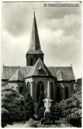 ansichtkaart: Beek Montferland, R.K. Kerk met H. Hartbeeld