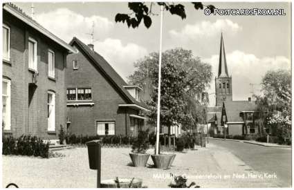 ansichtkaart: Maurik, Gemeentehuis en Ned. Herv. Kerk