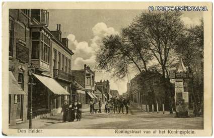ansichtkaart: Den Helder, Koningstraat van af het Koningsplein