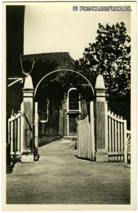 Ezinge, Ned. Herv. Kerk en toegangshek ansichtkaart: Ezinge, Ned. Herv. Kerk en toegangshek
