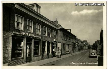 ansichtkaart: Bergambacht, Hoofdstraat. Boekhandel Jan de Bruin