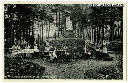 ansichtkaart: Bergeijk, Pensionaat en school de Religieurzen Ursulinen. In het Park