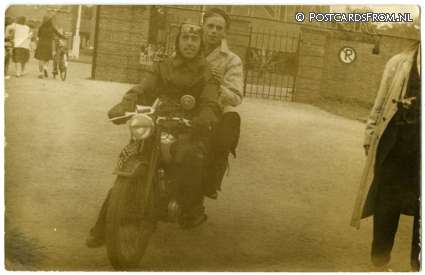 ansichtkaart: Rhenen, Motor B-33986. Ouwehands Dierenpark. Opgelost