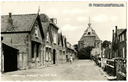 ansichtkaart: Willemstad, Molenpad met N.H. Kerk