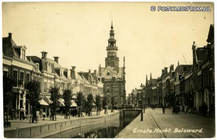 ansichtkaart: Bolsward, Groote Markt. Links: Haweko