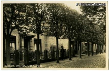 Ouddorp, Kerkstraat met Pastorie. Postbode ansichtkaart: Ouddorp, Kerkstraat met Pastorie. Postbode
