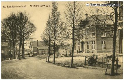 ansichtkaart: Winterswijk, R. Landbouwschool. Stratenmakers