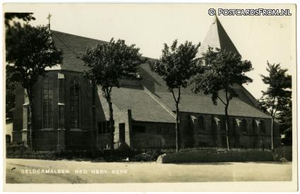 ansichtkaart: Geldermalsen, Ned. Herv. Kerk. Stapels straatstenen