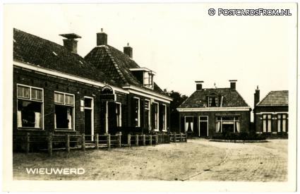 ansichtkaart: Wieuwerd, Cafe de Vries. Heineken's