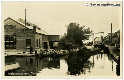 ansichtkaart: Roelofarendsveen, Sluis. Kantoor der R.K. Coop. Tuindersver.