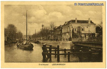 ansichtkaart: Leeuwarden, Grachtswal