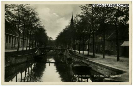 ansichtkaart: Medemblik, Het Antiek Grachtje
