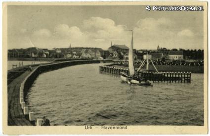 ansichtkaart: Urk, Havenmond