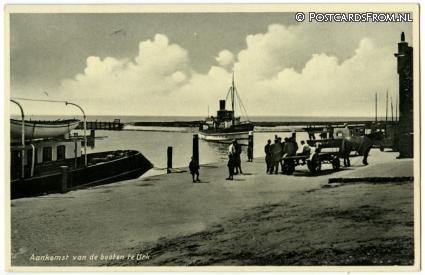 ansichtkaart: Urk, Aankomst van de booten te Urk