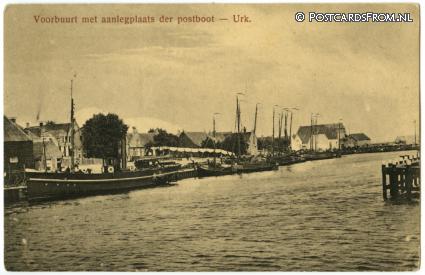 ansichtkaart: Urk, Voorbuurt met aanlegplaats de postboot
