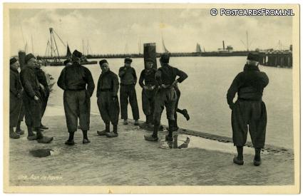 Urk, Aan de haven ansichtkaart: Urk, Aan de haven