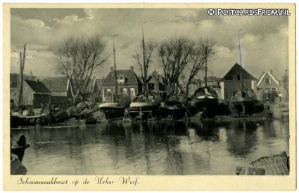 ansichtkaart: Urk, Schoonmarkbeurt op de Urker Werf
