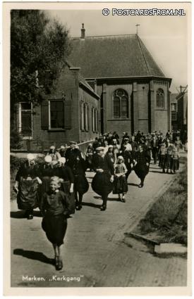 Marken, Kerkgang ansichtkaart: Marken, Kerkgang