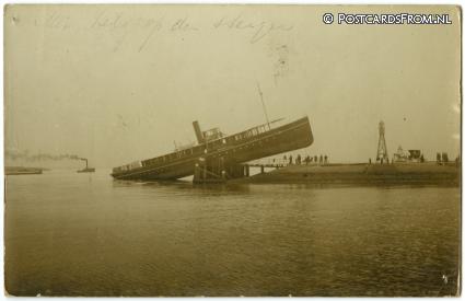 ansichtkaart: Bruinisse, s.s. Minister C. Lely op de pier na storm 1911