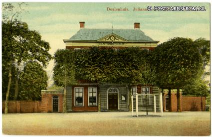 Schoonhoven, Doelenhuis, Julianaboom ansichtkaart: Schoonhoven, Doelenhuis, Julianaboom