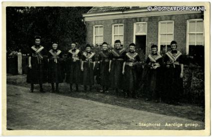 ansichtkaart: Staphorst, Aardige groep