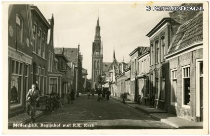 ansichtkaart: Medemblik, Bagijnhof met R.K. Kerk