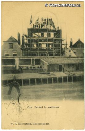 ansichtkaart: Hellevoetsluis, Chr. School in aanbouw