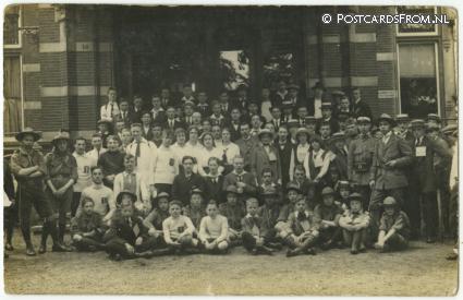 ansichtkaart: Haarlem, ? Padvinders, Brieven Staalbad. Brongebouw?