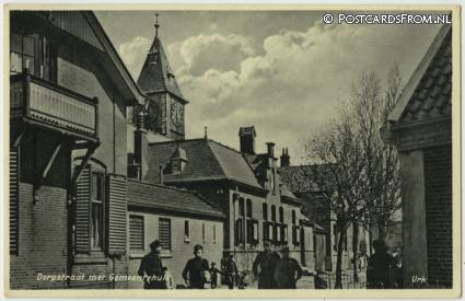 Urk, Dorpstraat met Gemeentehuis ansichtkaart: Urk, Dorpstraat met Gemeentehuis