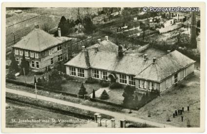 ansichtkaart: Moergestel, St. Josefschool met St. Vincentiushuis