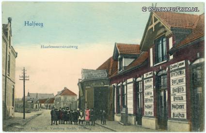 ansichtkaart: Halfweg NH, Haarlemmerstraatweg. Cafe de Gouden Leeuw