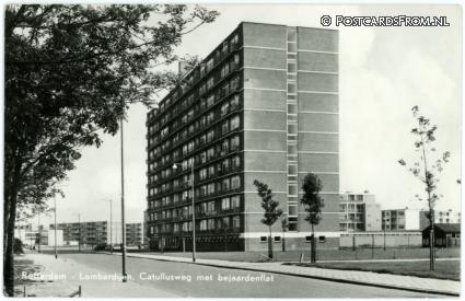 ansichtkaart: Rotterdam, Lombardije. Catullusweg met bejaardenflat