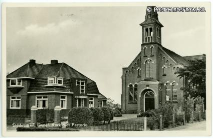 ansichtkaart: Siddeburen, Geref. Kerk met Pastorie