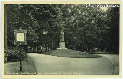 ansichtkaart: Nijmegen, Hunnerpark met Standbeeld St. Petrus Canisius