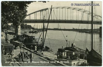 Arnhem, Gezicht op de Nieuwe Rijnbrug vanaf Rijnkade ansichtkaart: Arnhem, Gezicht op de Nieuwe Rijnbrug vanaf Rijnkade