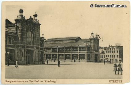 ansichtkaart: Utrecht, Koopmansbeurs en Fruithal - Vreeburg