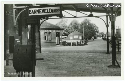 ansichtkaart: Barneveld, Station. Koffiehuis Joh. Kromhout