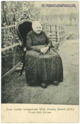 ansichtkaart: Berkel ZH, Onze oudste landgenoote Wed. Zwarts. 11 Juni 1904, 104 jaar