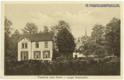 ansichtkaart: Lage Vuursche, Pastorie met Kerk