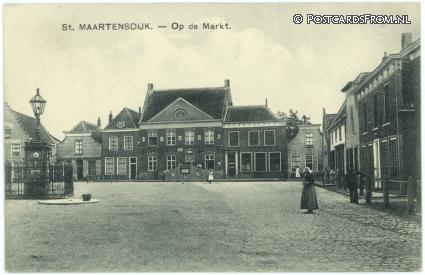 ansichtkaart: Sint Maartensdijk, Op de Markt