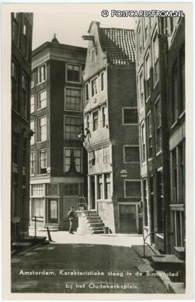 ansichtkaart: Amsterdam, Karakteristieke steeg bij het Oudekerksplein