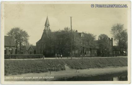 ansichtkaart: Nieuw-Vennep, Geref. Kerk en Pastorie