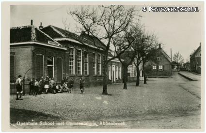 ansichtkaart: Abbenbroek, Openbare School met Gemeentehuis