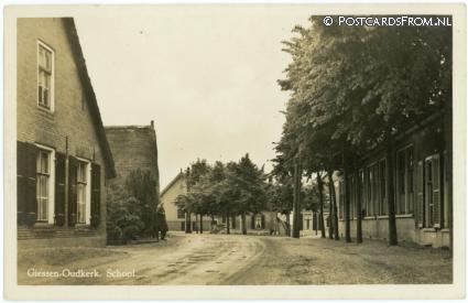 Giessen-Oudekerk, School ansichtkaart: Giessen-Oudekerk, School