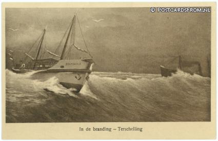 ansichtkaart: Terschelling, Brandaris in de branding